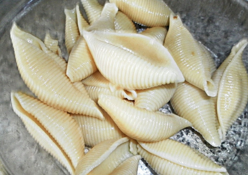 1. Этап. Ракушки под соусом Бешамель: 1. Первым делом в подсоленной воде отвариваю (8 минут) большие ракушки, после чего откидываю их на дуршлаг и сбрызгиваю подсолнечным маслом.