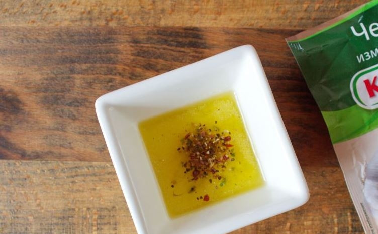 1. Этап. Шампиньоны на гриле на мангале: Теперь вам необходимо сделать для шампиньонов маринад. Для этого в небольшой пиалке смешайте оливковое масло, сухой молотый чеснок и смесь ароматных специй.