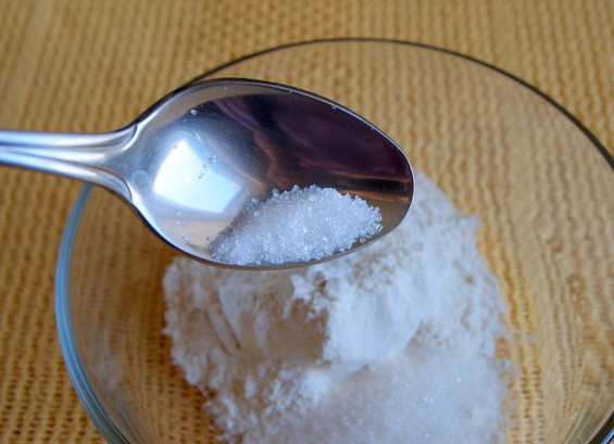 1. Этап. Оладушки на йогурте: 2. Добавьте сахар. Не рекомендую использовать его более 3 ложек, лучше придайте блюду сладость перед подачей.