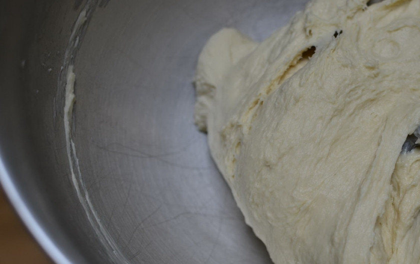 1. Этап. Вареники с ягодами: Затем добавим воду и молоко, должна образоваться однородная масса в которую мы добавляем еще 3 стакана муки. Все хорошенько вымешиваем.