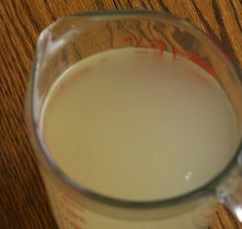 1. Этап. Вино без дрожжей: Заливаем остывшей кипяченой водой, закрываем и ставим в темное место. Каждые пять дней можно слегка встряхивать, чтобы перемешивались ингредиенты. Потом, на 21 день, через марлю аккуратно сцеживаем жидкость. Переливаем в новую банку. На этом этапе вино еще мутное.