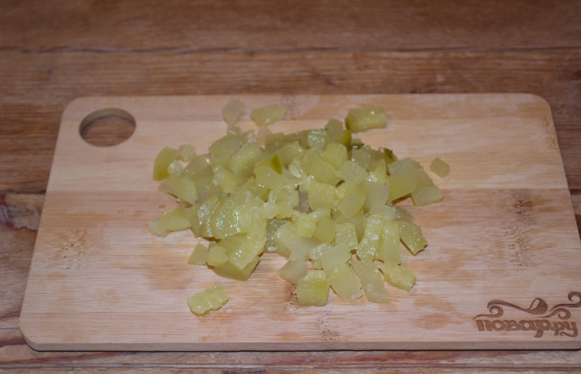 1. Этап. Картофельный салат с кальмарами и огурцами: 1. Как приготовить картофельный салат с кальмарами и огурцами? Очень просто! Сперва очистите огурец от шкурки. Нарежьте огуречную мякоть кубиками.