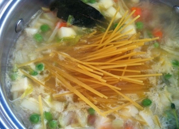1. Этап. Суп из овощей с лапшой: 4. Затем добавьте спагетти и лавровый лист. Варите суп 6 минут.