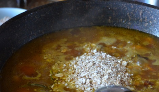 1. Этап. Тыквенный крем-суп с фрикадельками: Добавить овсяные хлопья, перемешать, довести до готовности.