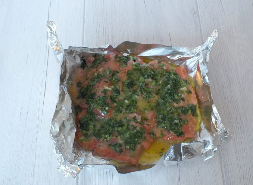 1. Этап. Горбуша с ананасами в духовке: Края фольги загните вверх. Полейте филе горбуши маринадом.