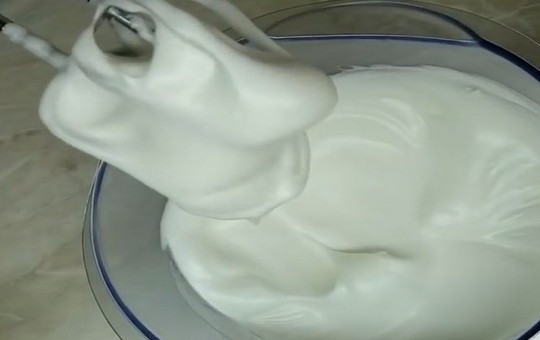 1. Этап. Бисквитный торт Подарочный: Белки взбейте с оставшимся сахаром до устойчивых пиков.