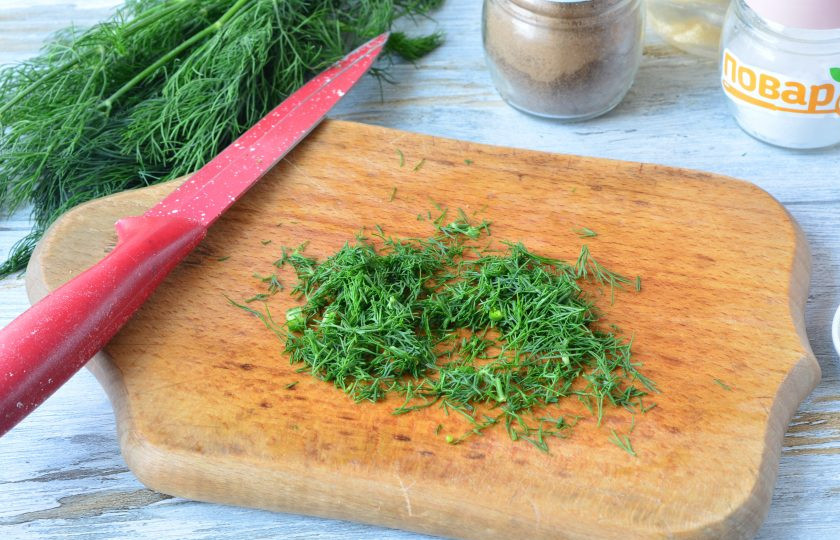 1. Этап. Шведский салат из огурцов: Измельчите укроп.