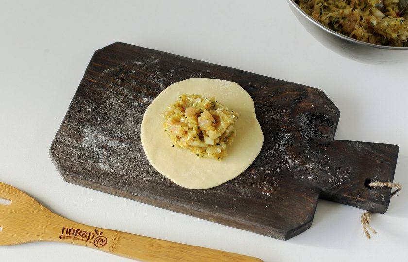 1. Этап. Диетические манты: По центру выложите начинку.