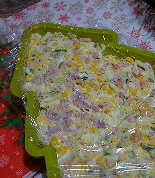 1. Этап. Салат Ёлочка: Аккуратно выложить салат на огурцы, накрыть плёнкой и убрать в холодильник на 1-2 часа. P.S.: у меня салат благополучно простоял в холодильнике 14 часов.