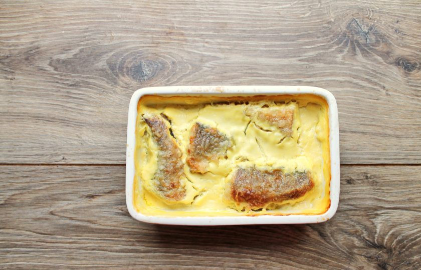 1. Этап. Навага жареная со сметанным соусом: Форму с рыбой поставьте в горячую духовку и запекайте при температуре 180 градусов в течение 25-30 минут.