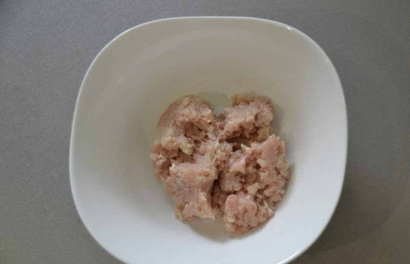 1. Этап. Куриный суп с сырными шариками: Фарш лучше крутить через мелкую решетку, так фрикадельки-шарики будут нежнее на вкус.