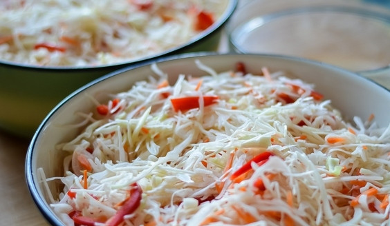 1. Этап. Маринованная капуста с луком: Все овощи перемешайте в салатнице, хорошо надавливая на ингредиенты.