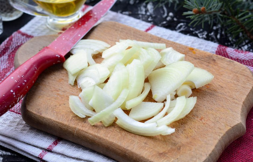 1. Этап. Тыква жареная на сковороде: Почистите лук и нарежьте полукольцами.