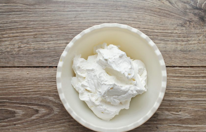 1. Этап. Меренговый рулет с клюквой: В миску смешайте сливки, творожный сыр и сахарную пудру. Все взбивайте в течение 2-3 минут до пышной массы.