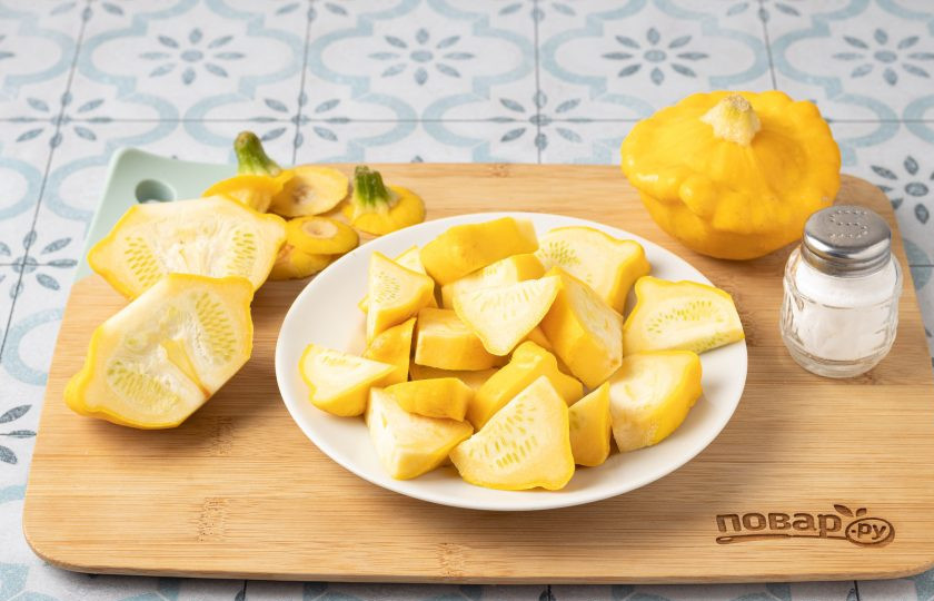 1. Этап. Жареные патиссоны с чесноком: Патиссоны помойте, обсушите. Отрежьте кончики с двух сторон. Нарежьте патиссоны на ломтики толщиной 1 см. Подсолите и оставьте на 15 минут. Затем слейте жидкость, которая выделилась и промокните патиссоны бумажными полотенцами.