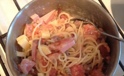 1. Этап. Макароны с колбасой и яйцом: 2. Вбиваем к макаронам одно яйцо, добавим также сливки. Перемешаем тщательно. Затем добавим измельченный помидор, фарш и колбасу кусочками. Опять перемешаем. Солим, перчим по вкусу.