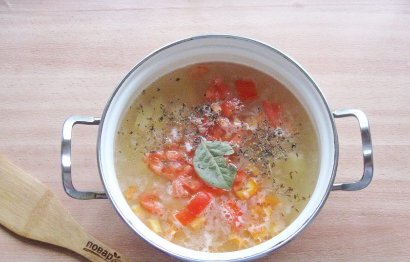 1. Этап. Тунисский суп: Суп посолите и поперчите по вкусу, добавьте зиру и лавровый лист.