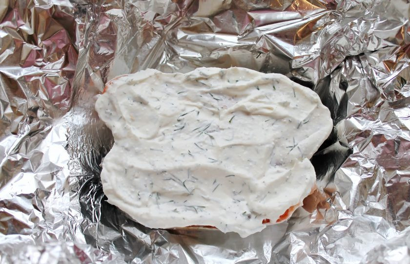 1. Этап. Форель запеченная в сметане: Полностью смажьте сметанной массой верх и бока форели.