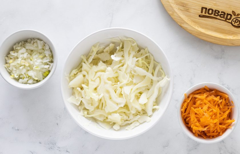 1. Этап. Котлеты из гороха и капусты: Капусту тонко нашинкуйте. Репчатый лук нарежьте на мелкие кубики, а морковь натрите на терке.