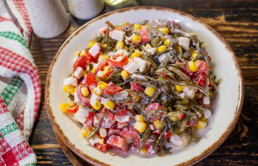 1. Этап. Салат Морской Еж: Салат переложите в тарелку для подачи.