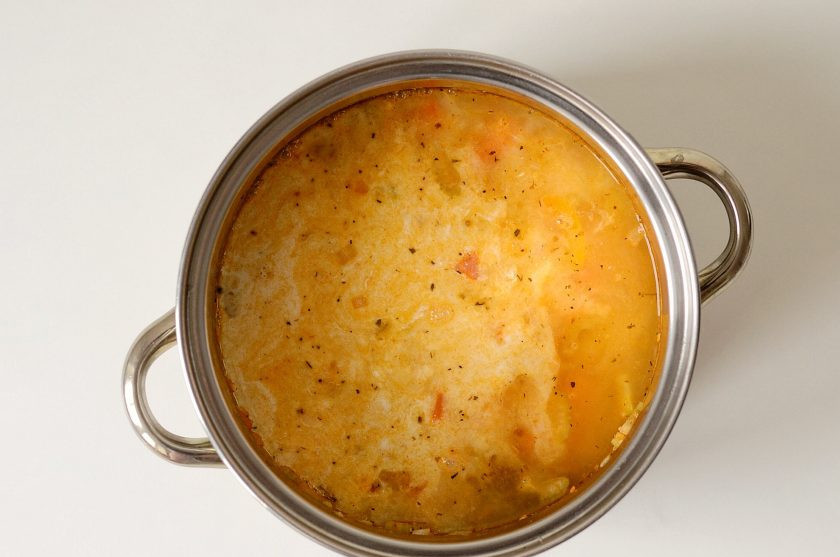 1. Этап. Карибский суп: Влейте овощной бульон и кокосовое молоко, добавьте томатную пасту.