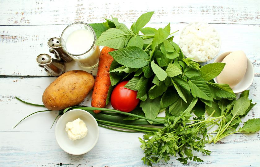 1. Этап. Дачный рисовый суп со снытью: Подготовьте все необходимые ингредиенты для приготовления дачного рисового супа со снытью. Зелень и овощи помойте и обсушите. Рис отварите до готовности и промойте.