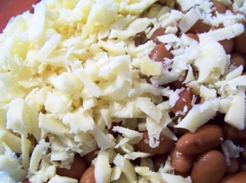 1. Этап. Салат из лесных грибов: Добавьте консервированную фасоль и тертый сыр.