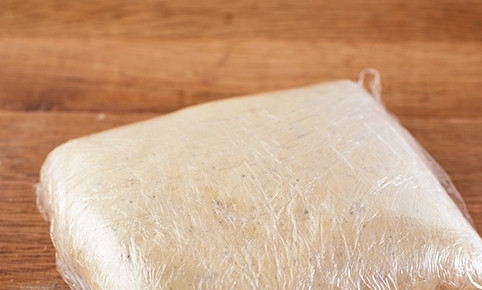 1. Этап. Домашнее печенье на сметане: Заверните его в пищевую плёнку и уберите в холодильник на 4 часа.