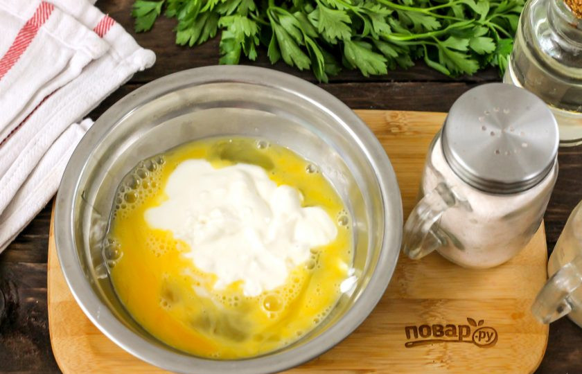 1. Этап. Овощная запеканка в микроволновке: В отдельную емкость вбейте куриные яйца, выложите сметану, всыпьте соль и молотый черный перец. По желанию можете использовать и другие приправы, пряности. Взбейте все.