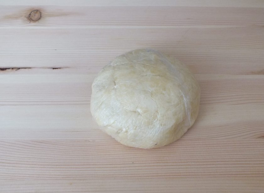 1. Этап. Пирог с черносливом и сметаной: Заверните тесто в целофан и уберите в холодильник на 30 минут.