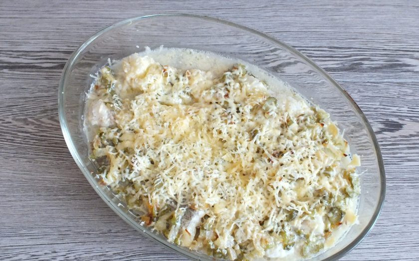 1. Этап. Треска запеченная с солеными огурцами: Через указанное время, достаньте форму с рыбой. Сверху натрите сыр. Поставьте опять в духовку на 10 минут.