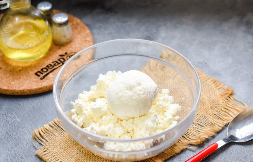 1. Этап. Сырники с маскарпоне: Соедините в глубокой миске творог и сыр маскарпоне, добавьте щепотку соли.