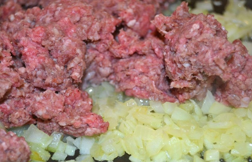 1. Этап. Картофельные зразы с начинкой из фарша: 8. Добавьте фарш в сковороду к луку, перемешайте.