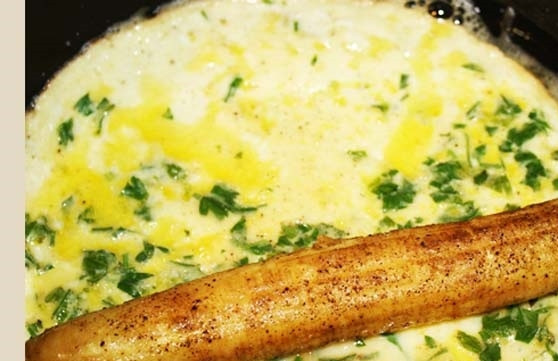 1. Этап. Яичница с бананом: С краю положите выпеченный банан.