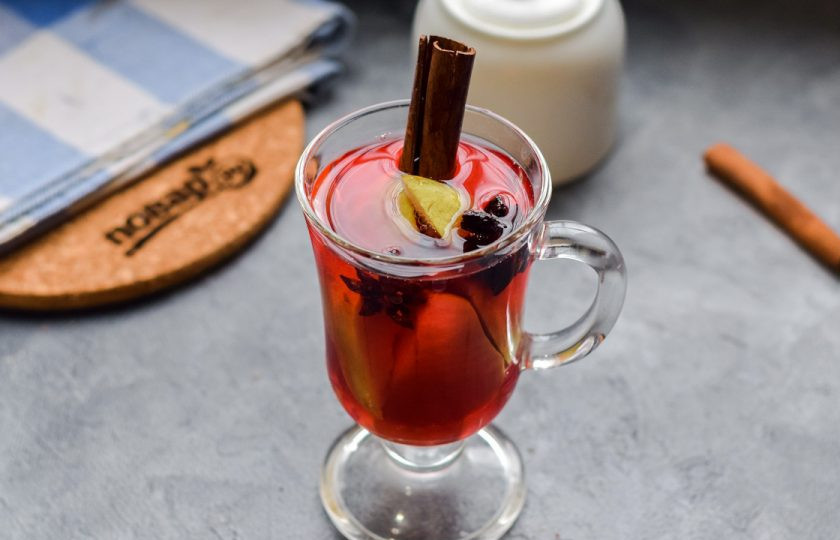 1. Этап. Грушевый глинтвейн: Грушу переложите в бокал, влейте вино.