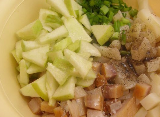 1. Этап. Салат из копченой селедки: 3. Дальше добавим измельченный лук и кусочки яблок. Добавим масло и специи, перемешаем.