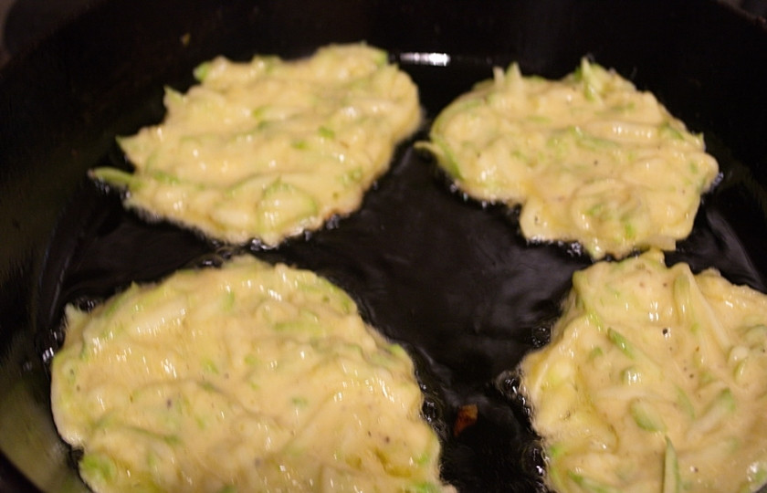 1. Этап. Оладушки из кабачка: Разогрейте сковороду. Столовой ложкой выкладывайте оладушки и жарьте с двух сторон до румяности. Огонь небольшой. Оладьи должны хорошо прожариться внутри.