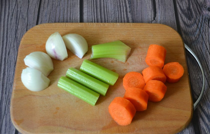 1. Этап. Белый бульон: Подготовьте овощи: лук, морковь, сельдерей, нарежьте на крупные кусочки.
