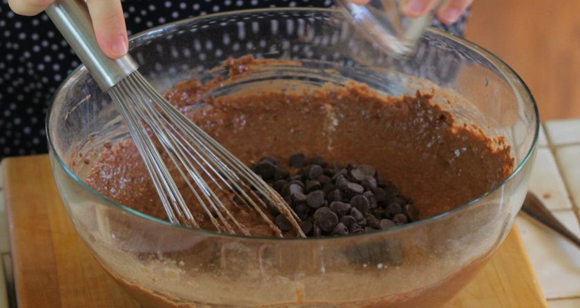 1. Этап. Маффины Двойной шоколад: 5. Далее добавьте поломанный шоколад, либо капельками. Ещё раз перемешайте массу.