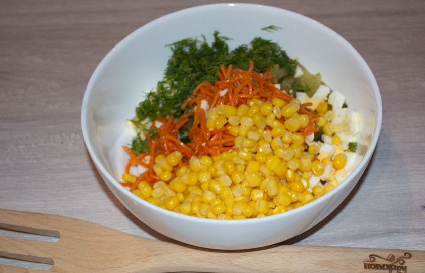 1. Этап. Салат с салями и кукурузой: В салатнике объединяем все нарезанные продукты, добавив корейскую морковку, кукурузу и немного зелени.