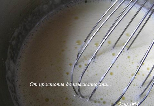 1. Этап. Арбузное мороженое: Влейте горячее молоко, постоянно помешивая венчиком. Поставьте смесь на огонь и доведите почти до кипения (или пока от массы не начнет подниматься пар), снимите с огня.
