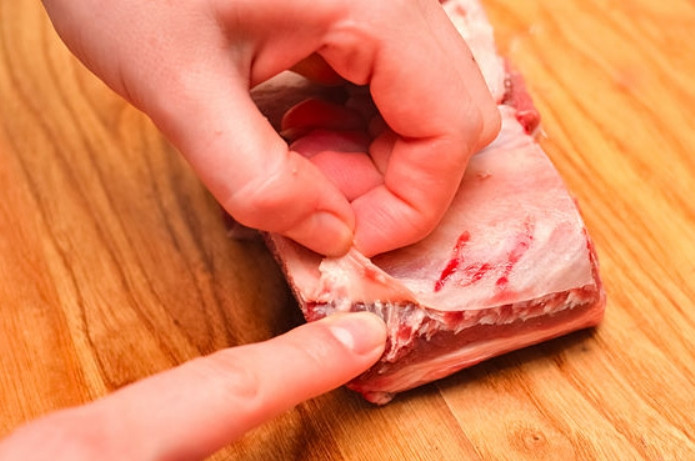1. Этап. Говядина на кости: Удалите с ребер мембрану. Это обязательно нужно сделать, иначе она превратится в жесткую и несъедобную корку на готовых ребрышках.