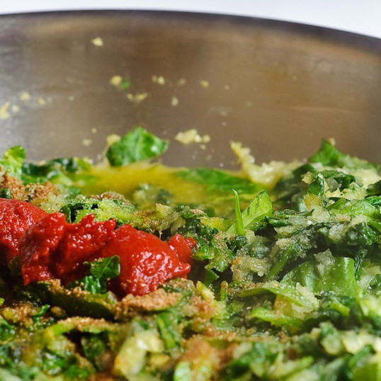 1. Этап. Сааг Шпинат: Добавить луково-чесночную смесь и обжаривать до прозрачности. Положить шпинат и тщательно перемешать с остальными ингредиентами. Добавить томатную пасту, кориандр и немного соли. Все хорошо перемешать и закрыть крышкой. Варить 10 минут. При необходимости добавить немного воды.