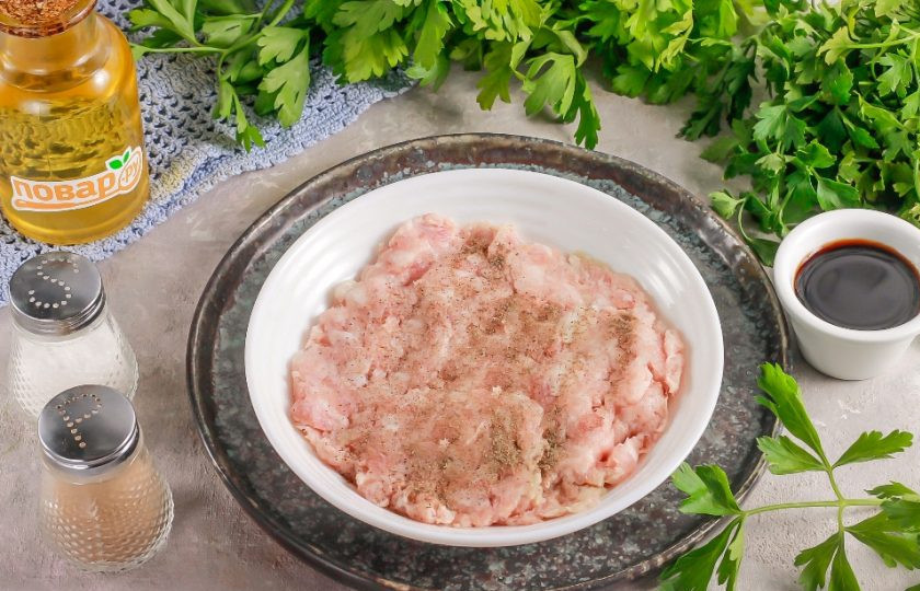 1. Этап. Мясные шарики в рисовой бумаге Димсам: Мясной фарш выложите в глубокую емкость. Добавьте соль и молотый черный перец, тщательно вымешайте. Если любите другие пряности, то добавьте и их по вкусу.