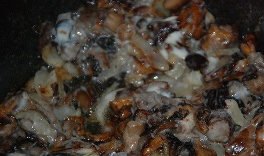 1. Этап. Теплый салат с мясными шариками: Проверить достаточно ли масла в грибах. Добавить плавленый сыр со швейцарским сыром. Все энергично помешивать лопаточкой. Выключить огонь. Грибочки у нас получились просто отличные.