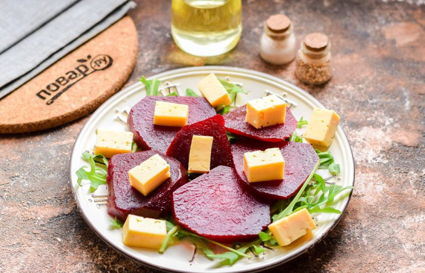 1. Этап. Салат из свеклы с кедровыми орешками: Твердый сыр нарежьте средними кубиками и выложите рядом со свеклой.