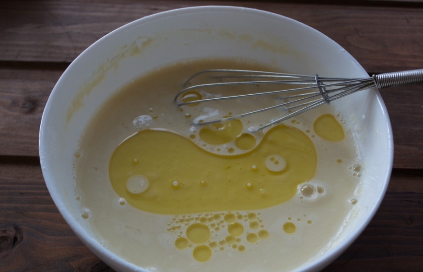 1. Этап. Фаршированные блины с мясом: Просеиваем муку. Замешиваем тесто. Добавляем 2 ст. ложки растительного масла. Даем тесту постоять 10 минут.