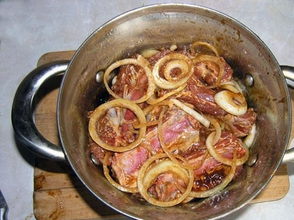 1. Этап. Ребрышки в духовке: 4. В мисочку или кастрюлю выложить ребра и лук. Залить все маринадом и перемешать. Хорошо бы поставить их под пресс на 2-3 часа, периодически переворачивая.