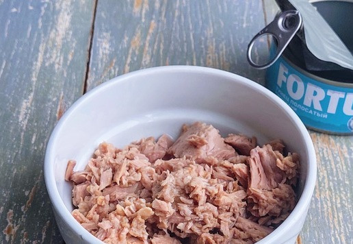 1. Этап. Салат с тунцом Новогодний шар: Тунец я буду использовать ТМ FORTUNA. С баночки слить жидкость, переложить тунец в тарелочку, размять вилкой.