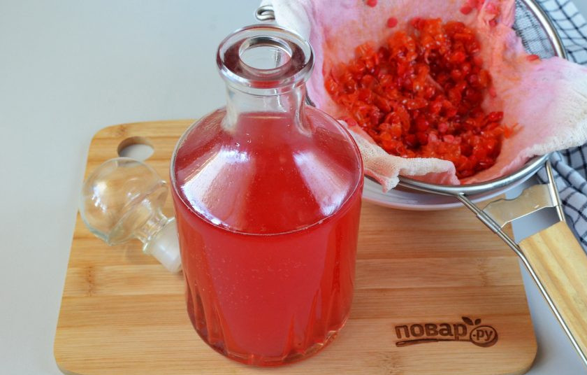 1. Этап. Ликер из калины: Готовый ликер отфильтруйте через 6-8 слоев марли. Закройте плотно бутылку и поставьте в холодильник. Через пару дней можно пробовать!